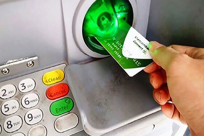 Kiểm tra số dư tài khoản VCB tại cây ATM