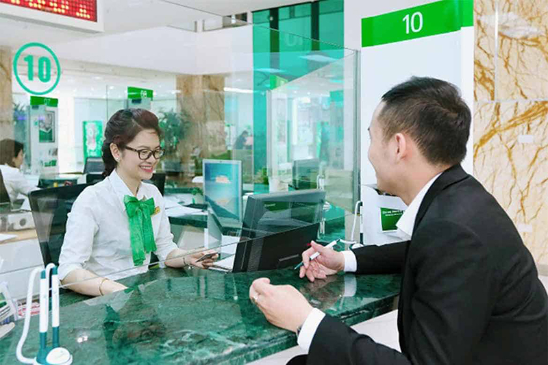 Đòng tài khoản ngân hàng Vietcombank trực tiếp tại quầy giao dịch